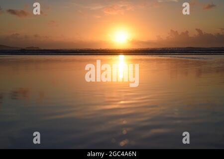 Cornwall, Großbritannien. August 2021. Sun ging am Freitag, 6. August 2021, über St Ives Bay, Cornwall, Großbritannien, unter Credit: Craig Cresswell/Alamy Live News Stockfoto