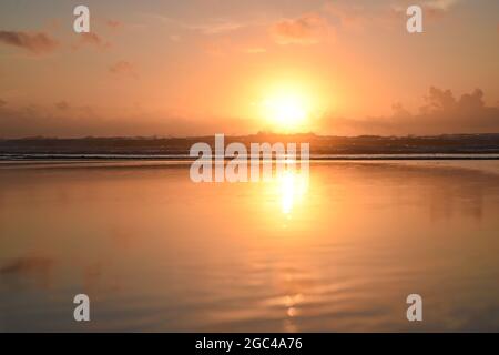 Cornwall, Großbritannien. August 2021. Sun ging am Freitag, 6. August 2021, über St Ives Bay, Cornwall, Großbritannien, unter Credit: Craig Cresswell/Alamy Live News Stockfoto