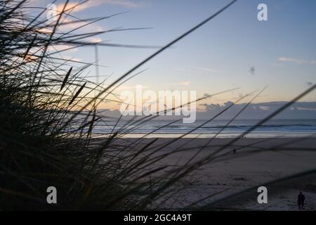 Cornwall, Großbritannien. August 2021. Sun ging am Freitag, 6. August 2021, über St Ives Bay, Cornwall, Großbritannien, unter Credit: Craig Cresswell/Alamy Live News Stockfoto