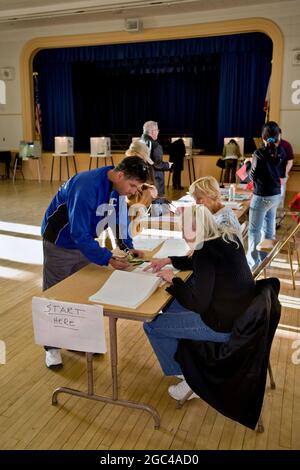 Wähler, die sich am Wahltag zur Abstimmung anmelden Stockfoto