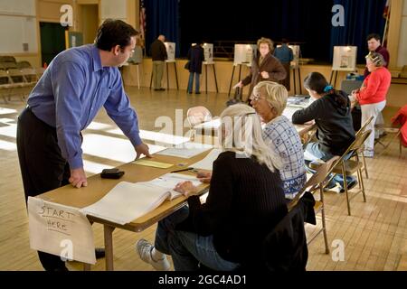 Wähler, die sich am Wahltag zur Abstimmung anmelden Stockfoto