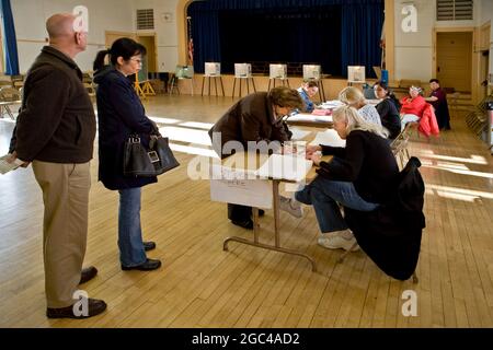 Wähler, die sich am Wahltag zur Abstimmung anmelden Stockfoto