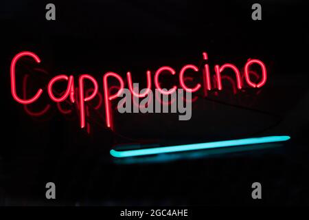 Cappuccino-Leuchtreklame in Denver, Colorado Stockfoto