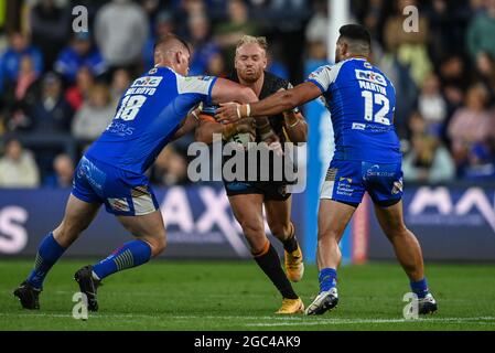 Leeds, Großbritannien. August 2021. Oliver Holmes (11) von Castleford Tigers wird am 8/6/2021 von Tom Holroyd (18) von Leeds Rhinos und Rhyse Martin (12) von Leeds Rhinos in Leeds, Großbritannien, angegangen. (Foto von Craig Thomas/News Images/Sipa USA) Quelle: SIPA USA/Alamy Live News Stockfoto