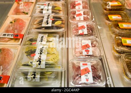 Gut verpackte Meeresfrüchte auf einem japanischen amerikanischen Markt Stockfoto