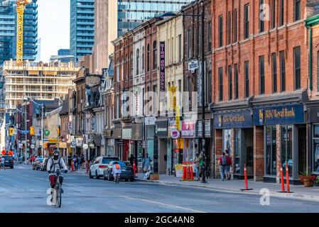 Niedrige Kolonialarchitektur an der Yonge Street im Stadtzentrum von Toronto, Kanada. Einige dieser Gebäude sind als Erbe bezeichnet, aber der Mensch Stockfoto