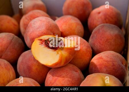 Schachtel Pfirsiche Farmers Market CO Stockfoto