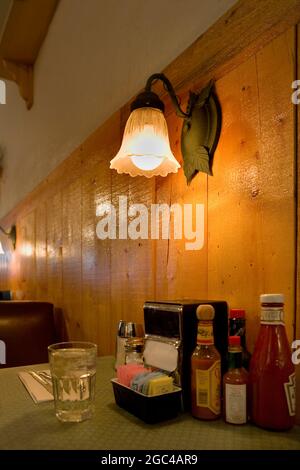 Eine warme, blumenförmige Lampe in einem Restaurant in Colorado Stockfoto