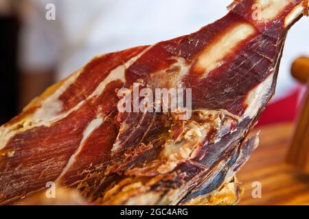 Ein Blick auf ein leckeres Serrano-Schinken-Bein in einem spanischen Restaurant in Los Angeles, CA Stockfoto