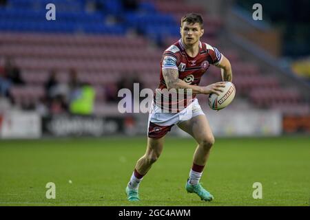 Wigan, Großbritannien. August 2021. John Bateman (13) von Wigan Warriors läuft am 8/6/2021 mit dem Ball in Wigan, Großbritannien, nach vorne. (Foto von Simon Whitehead/News Images/Sipa USA) Quelle: SIPA USA/Alamy Live News Stockfoto