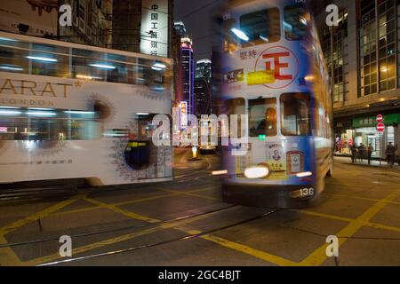 Unschärfe von Doppeldecker-Straßenbahnen am Abend, Hong Kong Island, China Stockfoto