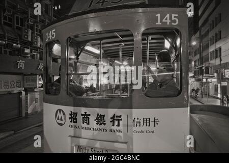 Doppeldeckertram am Abend auf Hong Kong Island, China Stockfoto