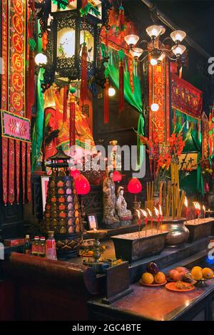 Räucherkerzen und Opfergaben am Altar im Tin Hau Tempel in Kowloon, Hongkong, China Stockfoto