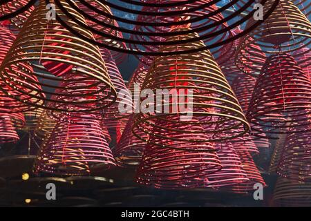 Räucherstäbchen hängen an der rauchigen Decke des Tin Hau Tempels in Kowloon, Hongkong, China Stockfoto