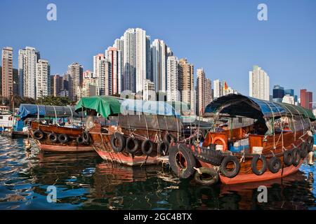 Junks in Hafen- und Hochhausresidenzen in Aberdeen, Hongkong, China Stockfoto