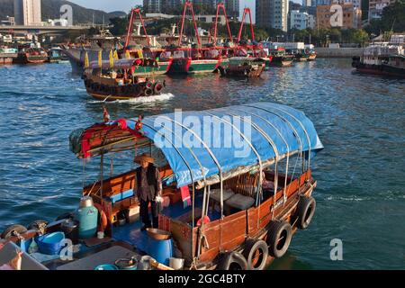 Dschunken, Sampans und kommerzielle Fischerboote in Aberdeen, Hongkong, China Stockfoto