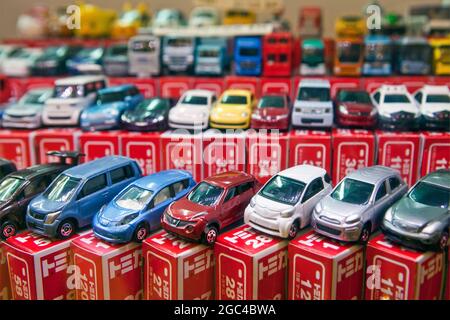Miniatur-Spielzeugautos zum Verkauf im Geschäft, Hongkong, China Stockfoto