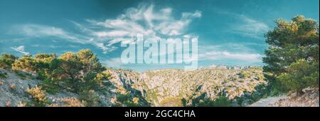 Calanques, Cote de Azur, Frankreich. Schöne Natur von Calanques an der azurblauen Küste Frankreichs. Calanques - eine tiefe Bucht, die von hohen Klippen umgeben ist Stockfoto