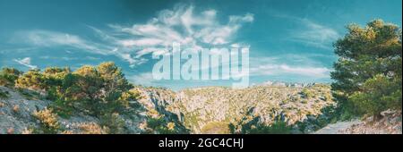 Calanques, Cote de Azur, Frankreich. Schöne Natur von Calanques an der azurblauen Küste Frankreichs. Calanques - eine tiefe Bucht, die von hohen Klippen umgeben ist Stockfoto