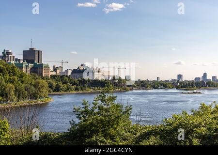 Ottawa, Kanada - 2. August 2021: Panoramablick auf den Ottawa River und den Obersten Gerichtshof von Kanada von der Brücke aus an einem sonnigen Sommertag. Stockfoto