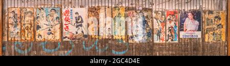 tokio, japan - juli 05 2021: Panorama mehrerer japanischer Yakuza- und Samurai-Klassiker-Filmplakate, die an der verrosteten Wellwand von Yuraku hängen Stockfoto