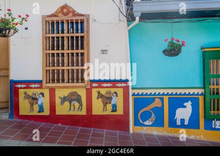 Bunt geschmückten Häuser in Guatape Dorf, Kolumbien Stockfoto