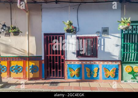 Bunt geschmückten Häuser in Guatape Dorf, Kolumbien Stockfoto