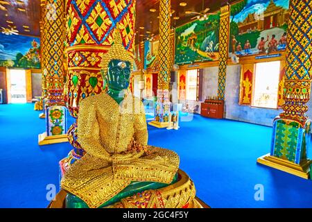 LAMPHUN, THAILAND - 8. MAI 2019: Der Smaragd-Buddha in goldener Kleidung in der Wat Chammathewi Assembly Hall (Viharn), am 8. Mai in Lamphun Stockfoto