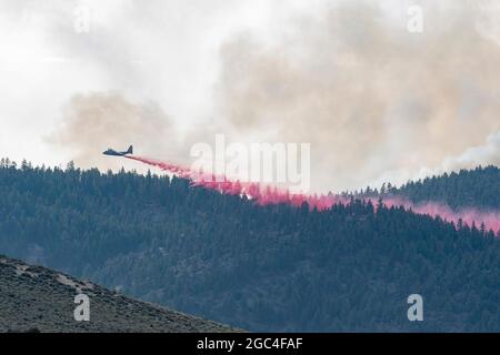 Air National Guard C-130 fällt beim Beckwourth Complex Fire am 9. Juli 2021 in der Nähe des Frenchman Lake in Nordkalifornien hemmend ab. Zusätzlich zu anderen Ressourcen werden drei Air National Guard C-130s - zwei aus Nevada und eine aus Kalifornien - bei der Bekämpfung des Beckwourth Complex Fire in Nordkalifornien helfen. Der USDA Forest Service aktivierte die mit MAFFS ausgerüsteten Flugzeuge der Luftwaffe C-130 durch eine Anfrage des Verteidigungsministeriums um Hilfe. Stockfoto