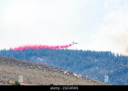 Air National Guard C-130, MAFFS 9 aus Reno, Nevada, fliegen über die Rauchwolken des Beckwourth Complex Fire 9. Juli 2021 in der Nähe des Frenchman Lake in Nordkalifornien. Viele Ressourcen, darunter die drei Air National Guard C-130s - zwei aus Nevada und eine aus Kalifornien werden bei der Bekämpfung des Beckwourth Complex Fire in Nordkalifornien helfen. First Air Force (Air Forces Northern), das Air Component Command des U.S. Northern Command, ist der operative Leiter des Verteidigungsministeriums für die militärischen Luftanstrengungen. Stockfoto