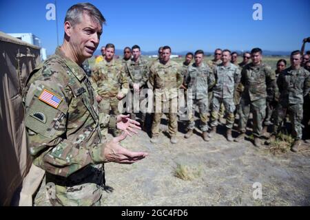 Armeegeneral Daniel Hokanson, Chef des National Guard Bureau, dankt den Mitgliedern der National Guard für ihre fortwährende Unterstützung der lokalen, staatlichen und föderalen Behörden, die das Bootleg Fire bekämpfen, Lakeview, Oregon, 22. Juli 2021. (USA Foto der Armee-Nationalgarde von Meister Sgt. Jim Greenhill) Stockfoto