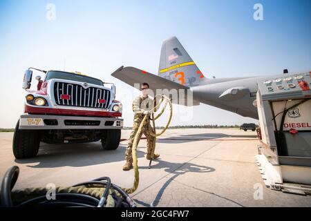 Mitglieder des 153d-Luftlift-Flügels bereiten ein C-130 Hercules-Flugzeug mit einem Modular Airborne Fire Fighting System (MAFFS) vor und laden es auf dem Stützpunkt der Wyoming Air National Guard, Cheyenne, Wyo, 19. Juli 2021. Der USDA Forest Service hat die mit dem MAFFS ausgestatteten C-130H-Flugzeuge über einen Hilfsantrag des Verteidigungsministeriums aktiviert und wird vom McClellan Park, Kalifornien, aus in Betrieb gehen. Die MAFFS-Teams werden von der 153rd Air Expeditionary Group der First Air Force (Air Forces Northern) verwaltet. (USA Foto der Air National Guard von Tech. Sgt. Jon Alderman) Stockfoto