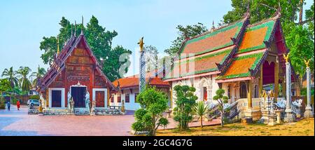 Panorama des Wat Pratu Pong Tempels mit Viharn und Ucokot, dekoriert im traditionellen Lanna Stil, Lampang, Thailand Stockfoto