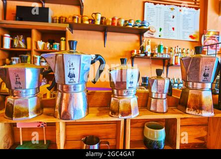 LAMHPUN, THAILAND - 8. MAI 2019: Die Vintage Bialetti Geyser Kaffeemaschinen auf der Theke des Coffee Shops, am 8. Mai in Lamphun Stockfoto