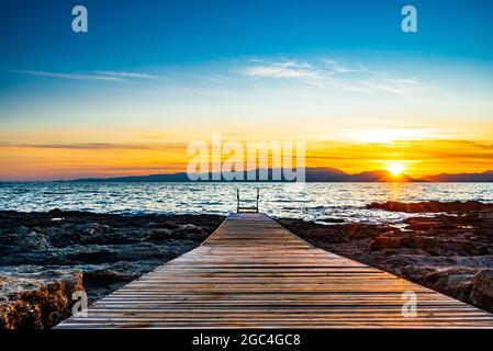 Blick auf hölzerne Anlegestelle auf dem Meer, Peloponnes Griechenland Stockfoto