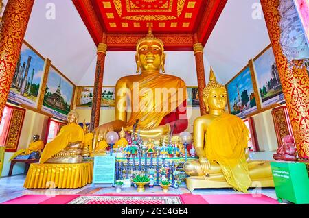 LAMHPUN, THAILAND - 8. MAI 2019: Das vergoldete Bild von Buddha, der die Erde berührt (Earth the Witness), im Schrein des Wat Phra That Hariphunchai Tempels, auf M Stockfoto