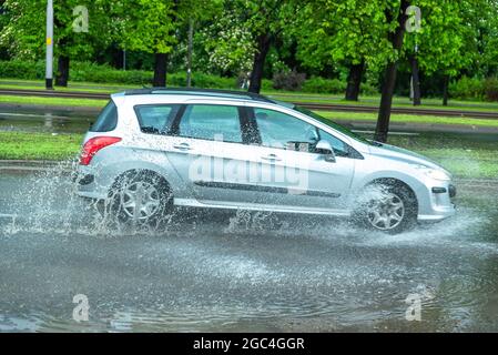 Starker Regen und Gewitter lassen einige Straßen unter Wasser in der Stadt Danzig, Polen Stockfoto