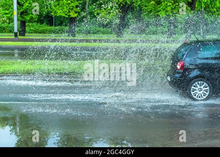 Starker Regen und Gewitter lassen einige Straßen unter Wasser in der Stadt Danzig, Polen Stockfoto