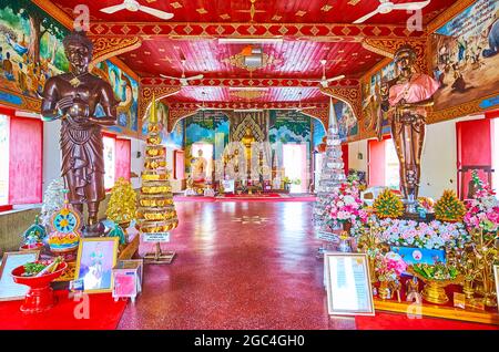 LAMHPUN, THAILAND - 8. MAI 2019: Das leuchtend rote Innere des Viharn Phra Chao Lawo im Wat Phra That Hariphunchai Tempel, am 8. Mai in Lamphun Stockfoto