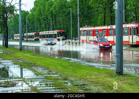 Starker Regen und Gewitter lassen einige Straßen unter Wasser in der Stadt Danzig, Polen Stockfoto