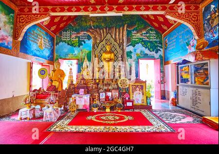 LAMHPUN, THAILAND - 8. MAI 2019: Der Altar von Viharn Phra Chao Lawo, geschmückt mit vergoldeten Bildern, Gemälden und Mustern, Wat Phra That Hariphunchai Te Stockfoto