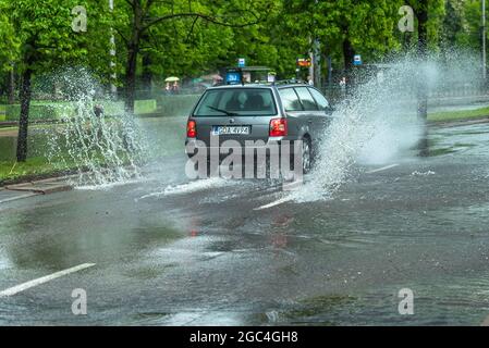 Starker Regen und Gewitter lassen einige Straßen unter Wasser in der Stadt Danzig, Polen Stockfoto