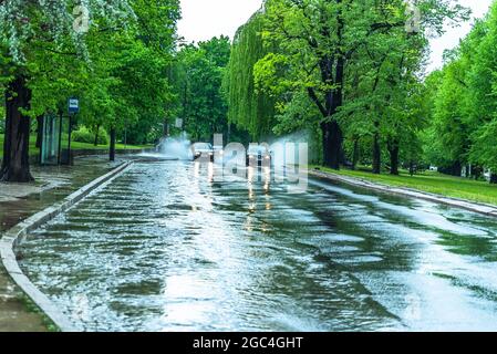 Starker Regen und Gewitter lassen einige Straßen unter Wasser in der Stadt Danzig, Polen Stockfoto