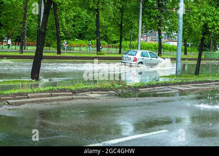 Starker Regen und Gewitter lassen einige Straßen unter Wasser in der Stadt Danzig, Polen Stockfoto