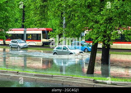 Starker Regen und Gewitter lassen einige Straßen unter Wasser in der Stadt Danzig, Polen Stockfoto