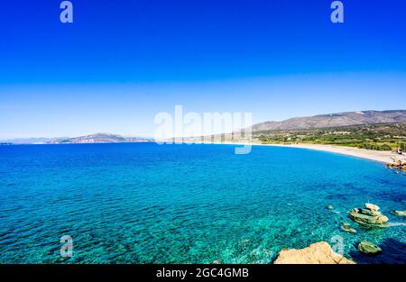 Türkisfarbenes Wasser und weißer Strand im Dorf Plitra in Lakonia, Peloponnes Griechenland Stockfoto