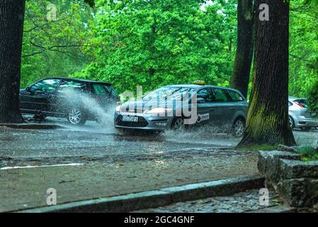 Starker Regen und Gewitter lassen einige Straßen unter Wasser in der Stadt Danzig, Polen Stockfoto