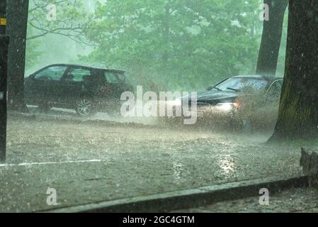 Starker Regen und Gewitter lassen einige Straßen unter Wasser in der Stadt Danzig, Polen Stockfoto