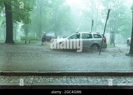 Starker Regen und Gewitter lassen einige Straßen unter Wasser in der Stadt Danzig, Polen Stockfoto