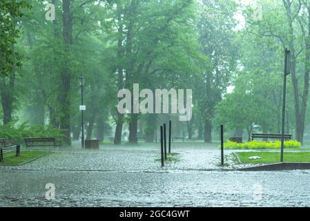 Starker Regen und Gewitter lassen einige Straßen unter Wasser in der Stadt Danzig, Polen Stockfoto